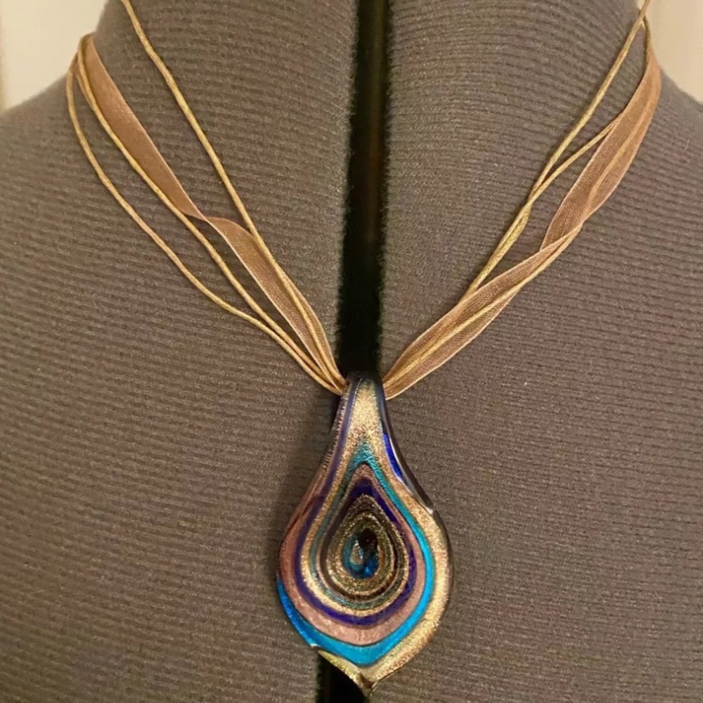VINTAGE 1990s HANDMADE BLUE PEACOCK FEATHER GLASS PENDANT NECKLACE GOLD RIBBON